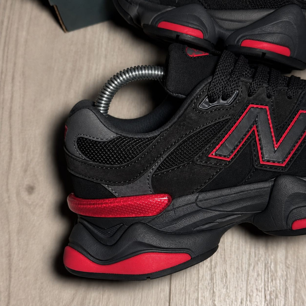 Nb 9060 Nero e Rosso