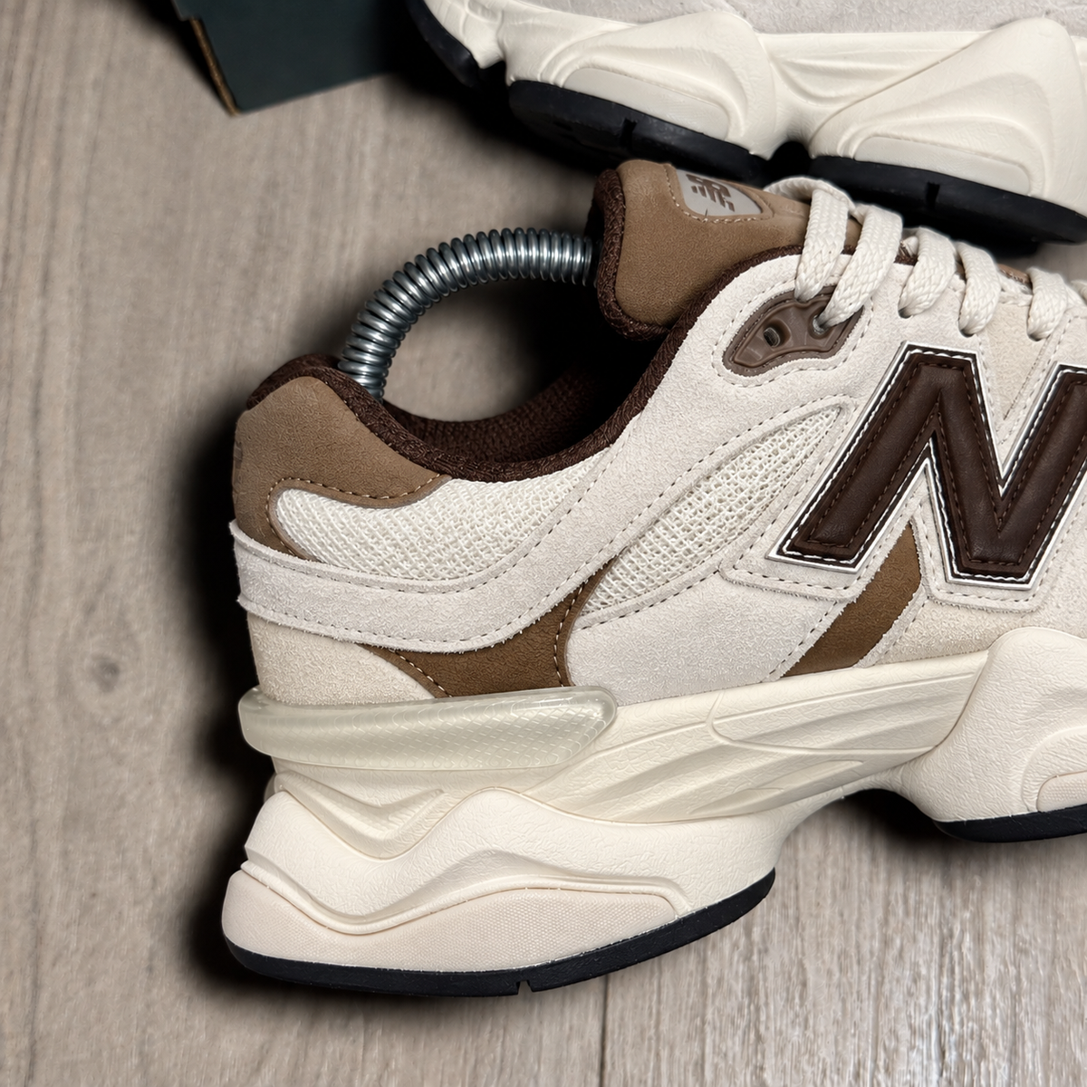 Nb 9060 Bianco e marrone