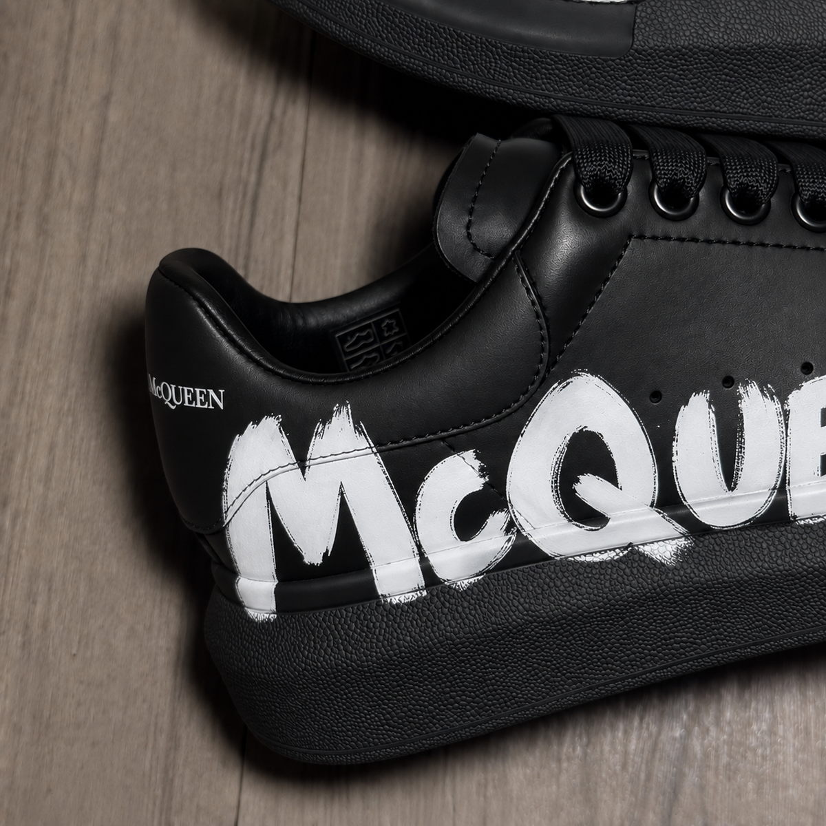 A.Mcqn Nere Con Scritta