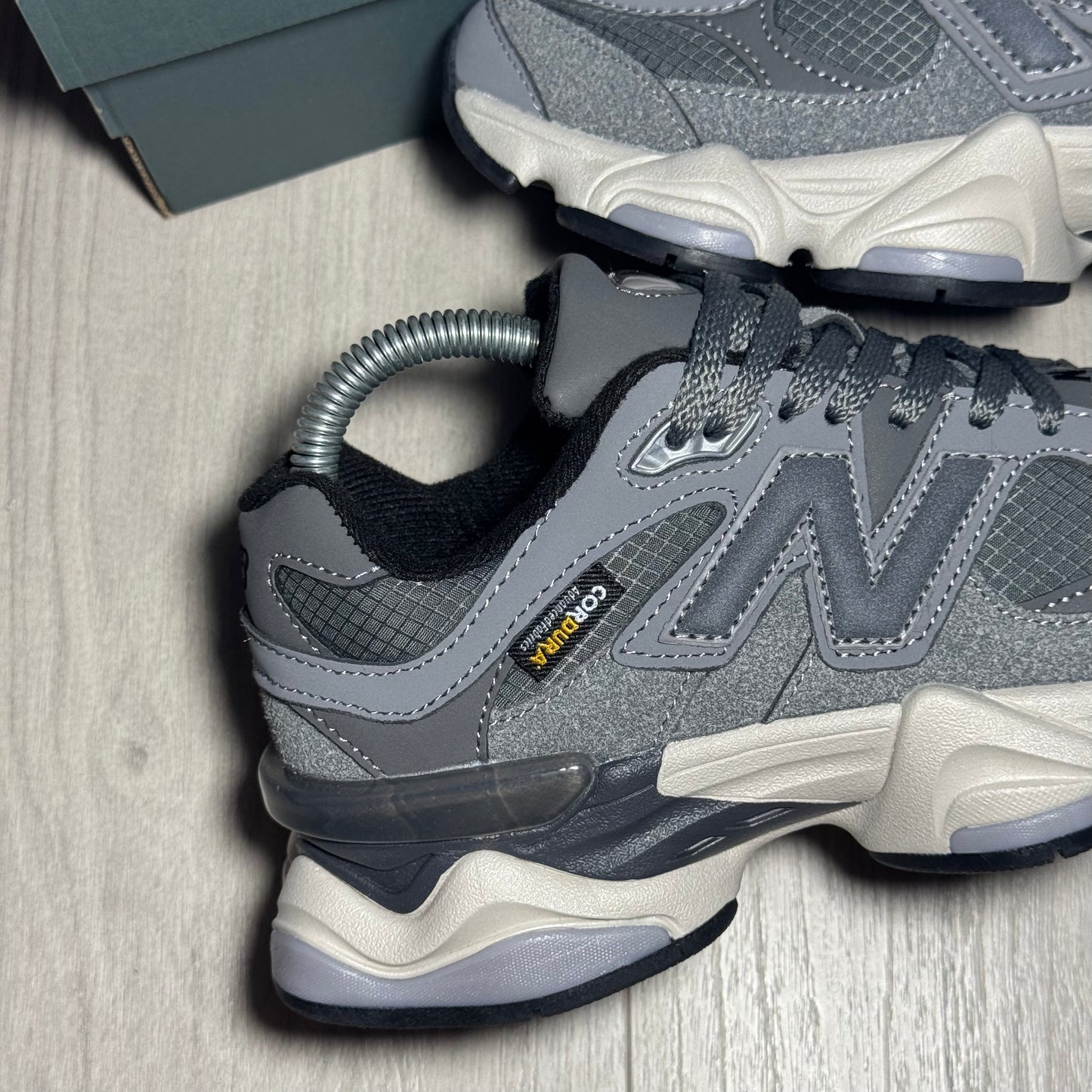 Nb 9060 Grigio e Bianco