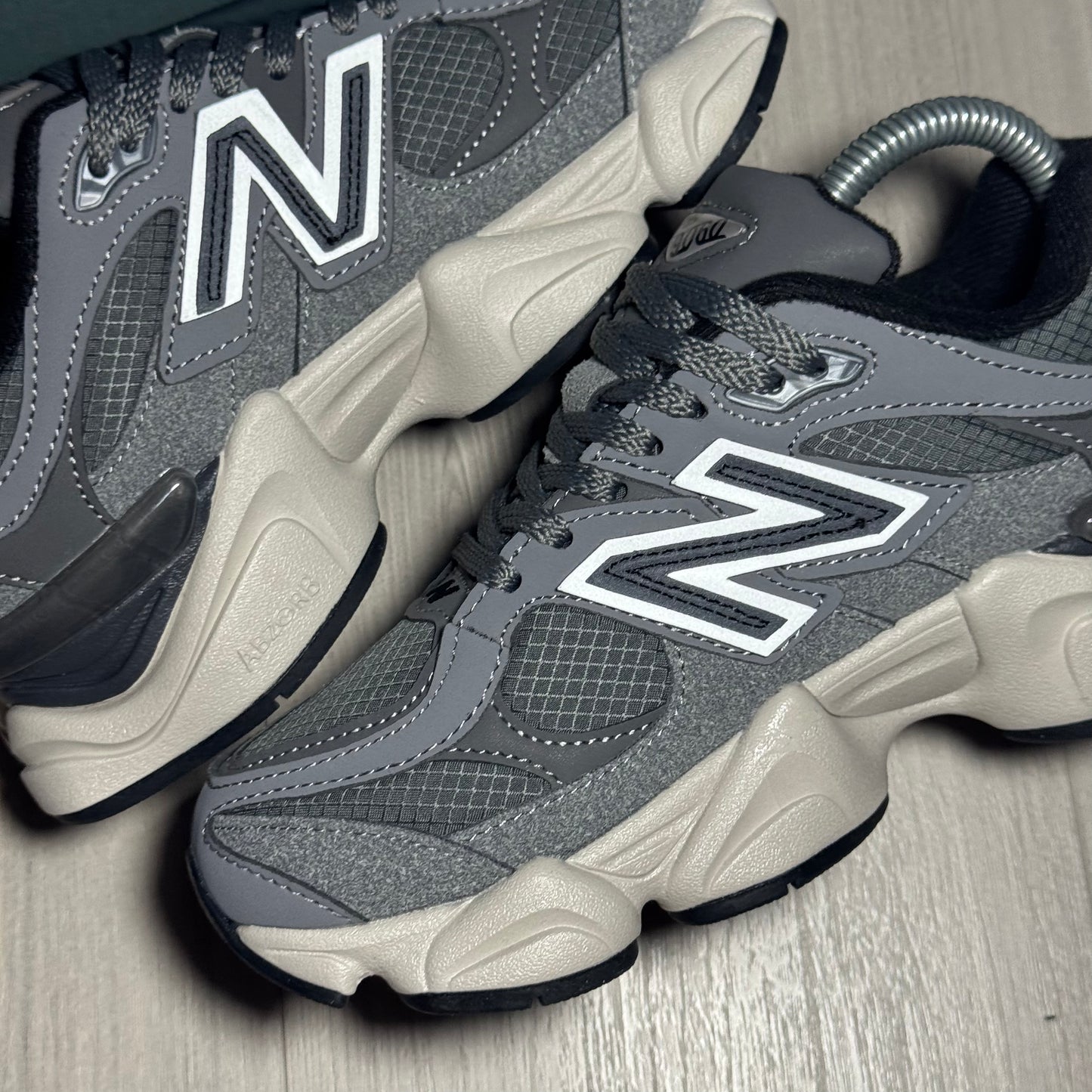 Nb 9060 Grigio e Bianco